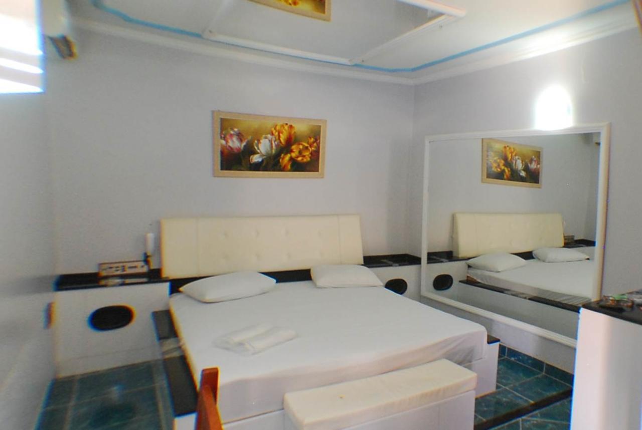 Castellu'S (Adults Only) Hotell Pirassununga Exteriör bild